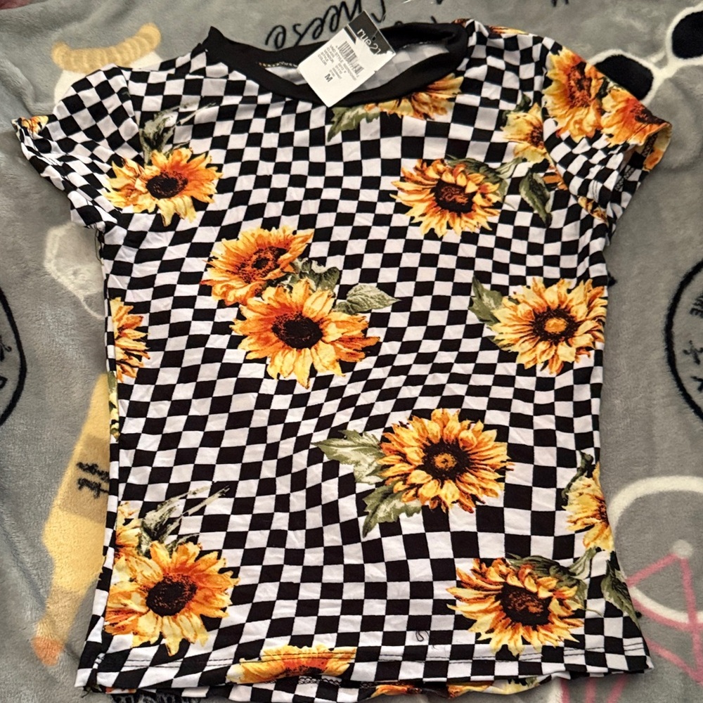 Rue21 Black and White Checkered Sunflower Tee read description